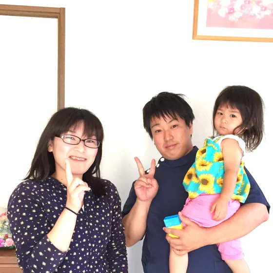 30代女性 ようこさんご家族と院長のツーショット写真